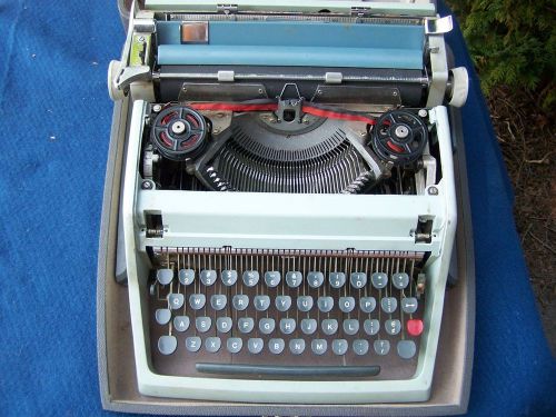 Vintage Underwood  Portable  typewriter  10   cpi    -8