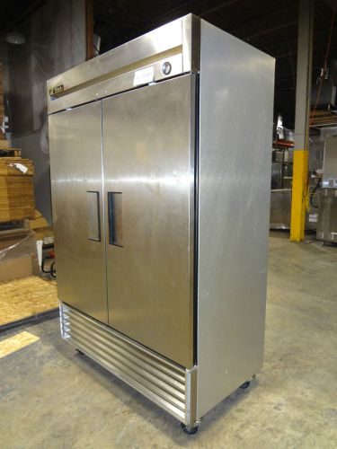 HEAVY DUTY COMMERCIAL GRADE &#034;TRUE&#034; STAINLESS STEEL UPRIGHT REFRIGERATOR W/CASTER