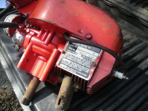 Vintage Clinton Recoil Start Vertical Shaft 2 Stroke Engine, Model #VS200 Runner