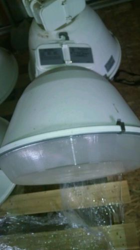 400 watt metal halide fixture w/bulb. Low hours