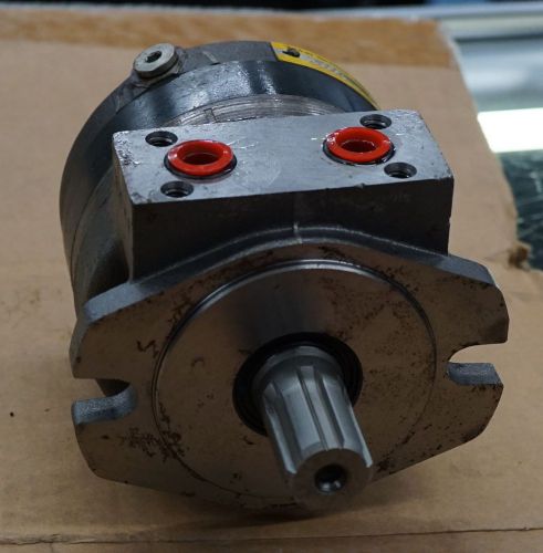 PARKER 111A-054-AM-O HYDRAULIC MOTOR 2 BOLT SAE 6B SPLINE MILITARY SURPLUS