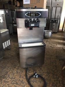 2010 TAYLOR C713-33 SOFT SERVE ICE CREAM MACHINE WATER COOLED C71333Y00L