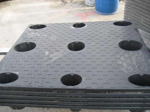 NESTABLE PLASTIC PALLETS / SKIDS (100 PALLETS) 48 x 40 , 4-WAY