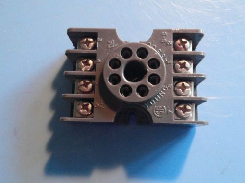 YOUNG RELAY SOCKET 8P PIN.    300V 10A