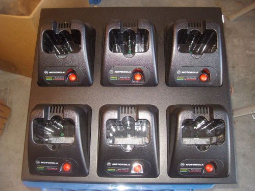 Motorola HTN9067B Quick Multi-Unit Radio Charger  ( New )