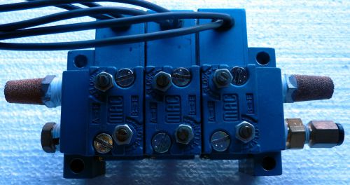 Mac solenoid valve manifold block w/ three model 614b-14-611ba 24vdc 8.5w valves for sale