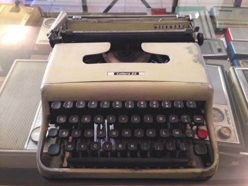 OLIVETTI LETTERA 22 MACCHINA DA SCRIVERE