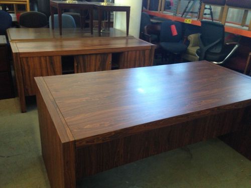 *** executive 72&#034;l x 36&#034;d x 29 1/2&#034;h desk in walnut color laminate *** for sale