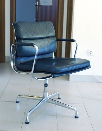 ORIGINAL VITRA CHARLES EAMES EA208  SOFT PAD BLACK LEATHER ALUMINIUM CHAIR