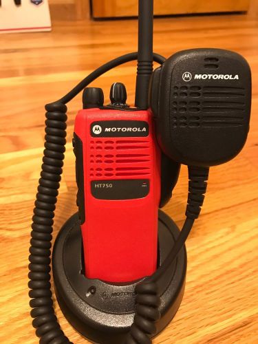 Mint motorola ht750 vhf 136-174mhz 16 channel aah25kdc9aa3an red mic antenna bat for sale