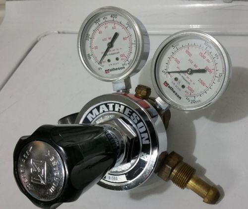 MATHESON GAS CLYINDER REGULATOR W/ 2 MATHESON GAUGES MODEL 8-580