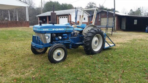 Ford 2610 Deisel Farm Tractor 2 wheel drive 8 fwd spds, 2 reverse spds, low hrs.