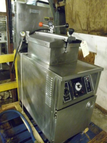 BKI LGF-F NAT GAS 48LB 90,000 BTU CHICKEN PRESSURE FRYER W FILTRATION SYSTEM