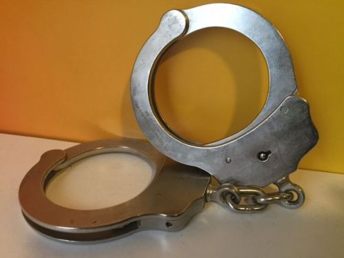 VINTAGE PEERLESS POLICE USA HANDCUFFS 93723 NO KEY 2 LINKS SILVER MRO ANTIQUE US