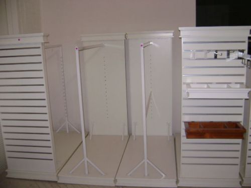 CLOTHING/ GARMENT DISPLAY RACK W/ SLAT WALL WHITE