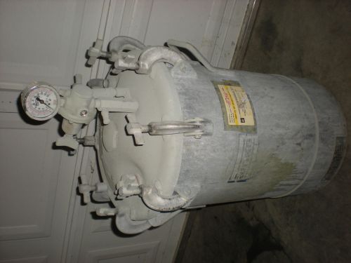 BINKS 83-5301 PRESSURE TANK PAINT POT 25&#034; TALL 15&#034; WIDE 110 PSI W/ REGULATOR