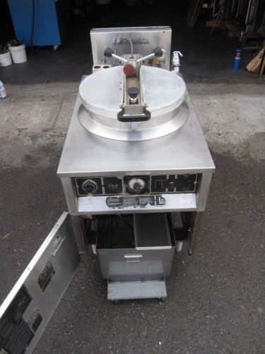 BKI Electric Pressure Fryer #FKM 75Lbs 208V/3ph