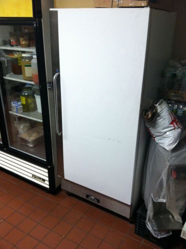 Arctic Air R22CW Commercial Reach-In Cooler 22 Cu.Ft Solid Door Refrigerator