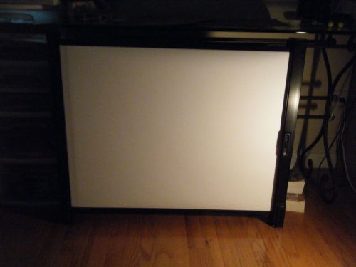 DA-LITE  PRESENTER  P-40  PORTABLE  PROYECTION  SCREEN  24&#034; BY 32&#034;==