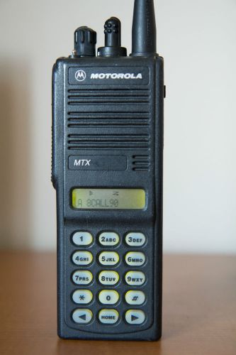 Motorola MTX8000 800mhz two-way trunking portable radio H01UCH6DB7AN