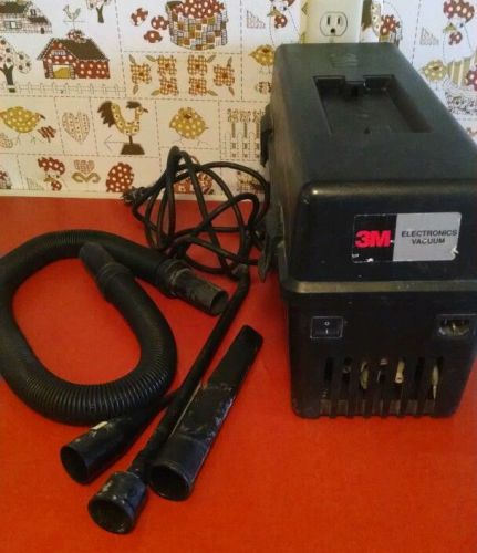 3M Electronics Service Vacuum Model #497 with Accessories