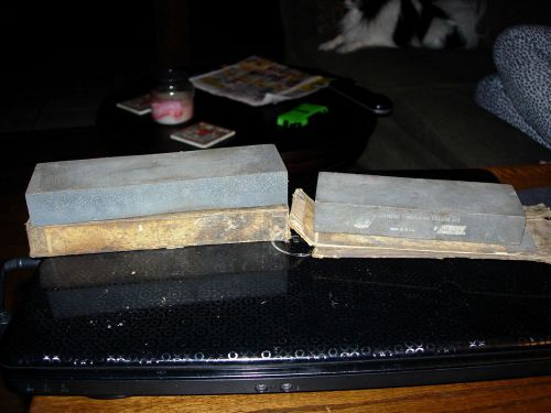 2 VINTAGE SHARPENING STONES NORTON CRYSTOLON COMBINATION OILSTONE JB6