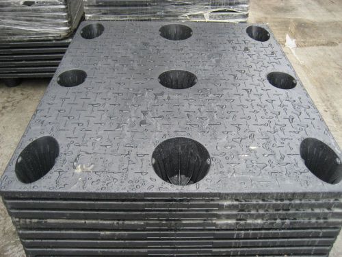 NESTABLE PLASTIC PALLETS / SKIDS (100) 48 x 40 , 4-WAY