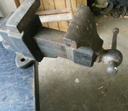 Bench vise,Heavy duty opens to 7.5 &#034; No shipping, Local pick up only