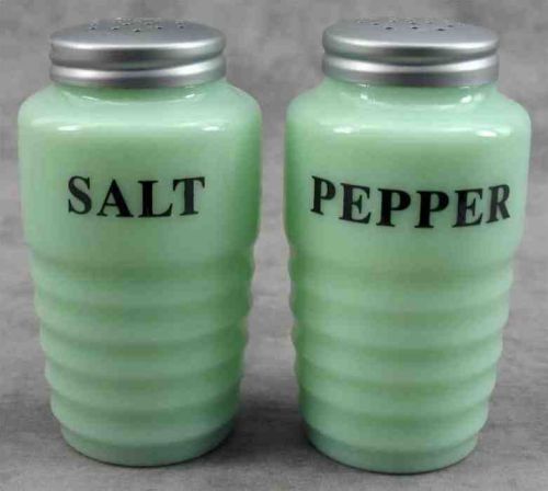 JADEITE GREEN GLASS RIBBED BEEHIVE SALT &amp; PEPPER SHAKER SET ~ RANGE SIZE ~