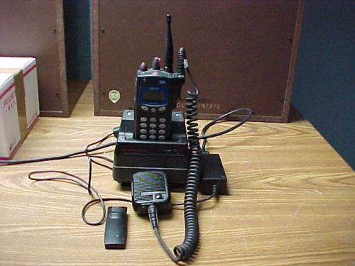 HARRIS/MACOM P7200 700/800MHZ BUNDLE RADIO, CHARGER, MICROPHONE ANTENNA