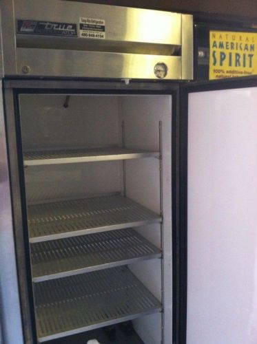 ***TRUE SINGLE DOOR REACH-IN COMMERCIAL REFRIGERATOR***