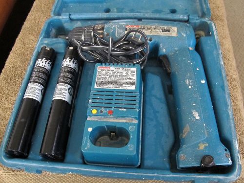 9.6v Makita Drill Driver 3/8&#034; 6095D 9.6 volt w case Charger and 2 batteries
