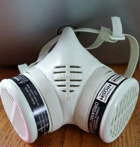 MOLDEX 8000 MEDIUM RESPIRATOR FACE PIECE 1/2 MASK WITH ORGANIC VAPOR CARTRIDGES