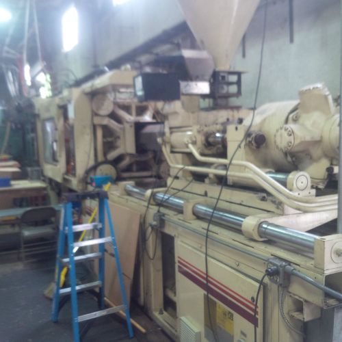 1991 CINCINNATI 400-TON PLASTIC INJECTION MOLDING MACHINE