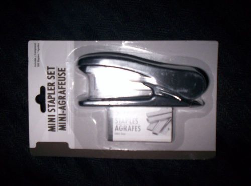 Brand new  mini stapler set with 500 MINI SIZE staples/ COLOR IS BLACK