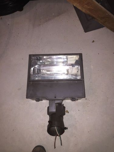 Pair of 400 Watt High Pressure Sodium Parking Lot Lights And 25&#039; Pole