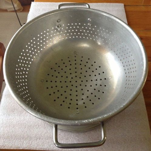 Large commercial sized aluminum kitchen Colander, 15&#034; Dia. 7 1/2&#034; tall, 13 QT