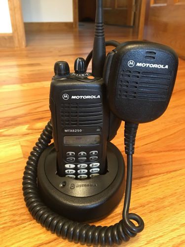 Motorola mtx8250 800 mhz aah25uch6gb6an with charger, batt and mic for sale