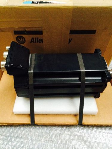 Allen Bradley  MPL-B4540F-MJ24AA  SERVO MOTOR