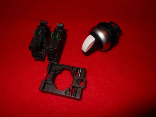 Eaton M22-WRK3 &amp; M22-K10 NON-ILLUMINATED SELECTOR SWITCH, KNOB TYPE OPERATOR, 3-