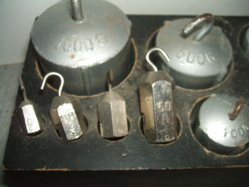 VINTAGE ANTIQUE BALANCE SCALE WEIGHT SET, 10 G T0 1000 G, 9 WEIGHTS IN BOX