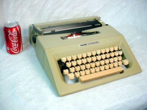 VINTAGE Olivetti LETTERA 25 Manual Portable Typewriter