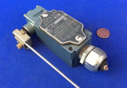 ALLEN BRADLEY 802R-AC OILTIGHT LIMIT SWITCH SELAED CONTACT N.C. W/ Z-36608 HEAD