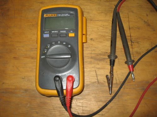 Fluke 110 TRUE RMS Multimeter Very Nice