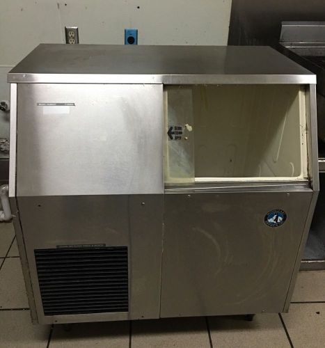 Hoshizaki F-300BAF Undercounter Flake Ice Maker - 303-lbs/day, Air Cooled,