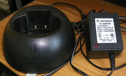 Motorola NNTN4019A Battery Charger Dock w/ NNTN4077A AC Adapter