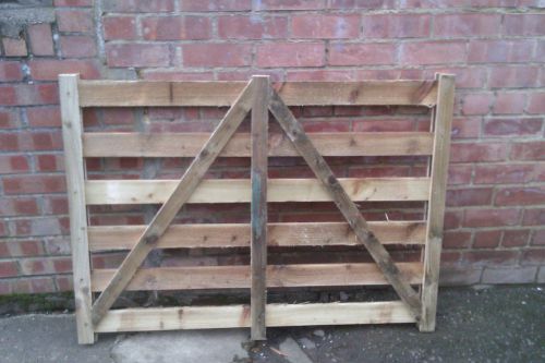 TIMBER SHEEP HURDLES / LAMBING PENS (3ft high x 4ft wide)