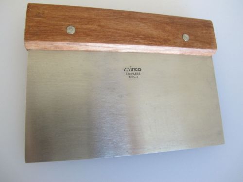 &#034;NEW&#034; WINCO SILVER 6&#034; X 3&#034; DOUGH CUTTER / SCRAPER W/ WOODEN HANDLE