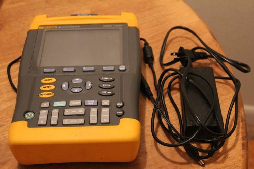 Fluke Scopemeter 199 Scope Meter w/ new battery &amp; Charger Multimeter For Parts