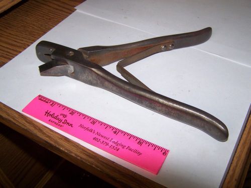 VINTAGE EAR NOTCHING PLIERS HOG EAR NOTCH PLIERS HEAVY DUTY PLIERS 9 1/4 IN.LON